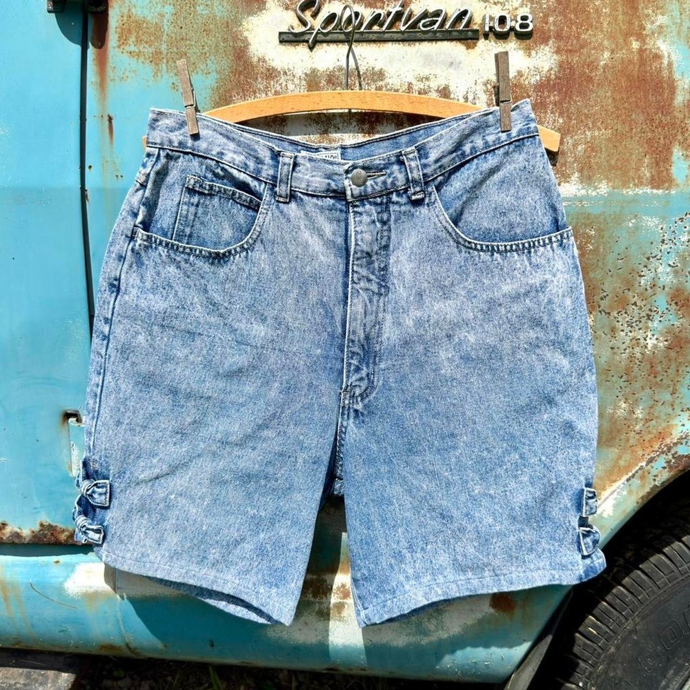 90s Stefano World Wide acid wash shorts w/ high rise waist & denim bows